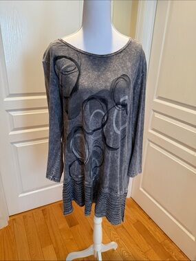 Jess and Jane  Gray Asymmetrical Tunic Top with Abstract Print, textured ruffle